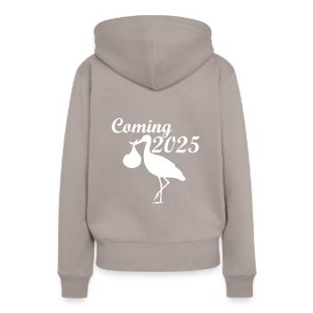 Bébé arrive en 2025, Cigogne amène le bébé, Maman arrive en 2025 - Sweat à capuche Premium bio Femme - taupe - Dos - Julia (174cm)