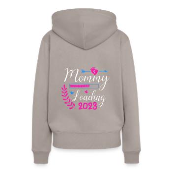 Mama loading 2023, werdende Mutter 2023 - Frauen Premium Bio Hoodie - Taupe - Hinten - Julia (174cm)