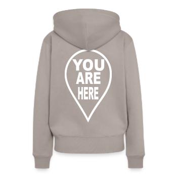 You are here - Standort - Frauen Premium Bio Hoodie - Taupe - Hinten - Julia (174cm)