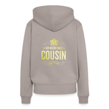 Ich werde Bald Cousin - Frauen Premium Bio Hoodie - Taupe - Hinten - Julia (174cm)