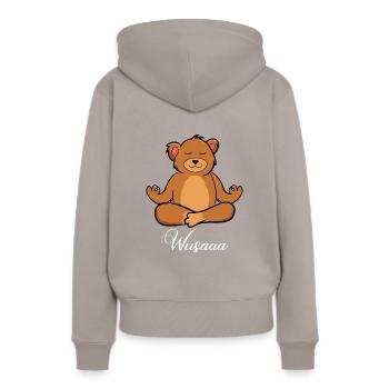 Auszeit Durchatmen Wusaaa Bär - Frauen Premium Bio Hoodie - Taupe - Hinten - Julia (174cm)
