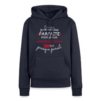Pas parfaite mais Maitre chien - Sweat à capuche Premium bio Femme - bleu marine - Devant - Julia (174cm)