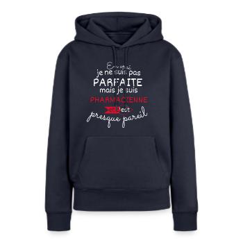 Pas parfaite mais Pharmacienne - Sweat à capuche Premium bio Femme - bleu marine - Devant - Julia (174cm)