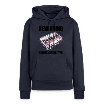 Art de la cassette Vintage : rembobinage de la nostalgie des années 80 - Sweat à capuche Premium bio Femme - bleu marine - Devant - Julia (174cm)