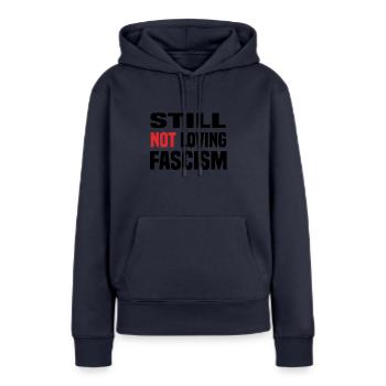Je n’aime toujours pas le fascisme - Sweat à capuche Premium bio Femme - bleu marine - Devant - Julia (174cm)
