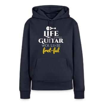 Fret-fully Funny: Célébrer la vie avec des guitares - Sweat à capuche Premium bio Femme - bleu marine - Devant - Julia (174cm)