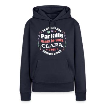 CLARA PARFAITE - PRENOM CLARA - Sweat à capuche Premium bio Femme - bleu marine - Devant - Julia (174cm)