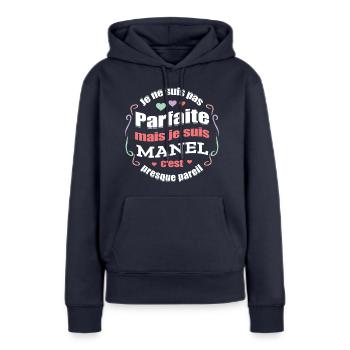 MANEL PARFAITE - PRENOM MANEL - Sweat à capuche Premium bio Femme - bleu marine - Devant - Julia (174cm)