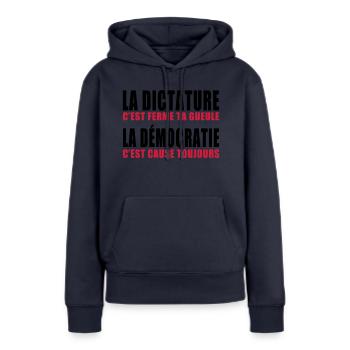 la dictature c'est ferme ta gueule - Sweat à capuche Premium bio Femme - bleu marine - Devant - Julia (174cm)