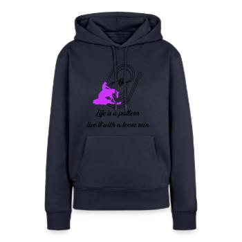 La vie est un motif noir - Sweat à capuche Premium bio Femme - bleu marine - Devant - Julia (174cm)