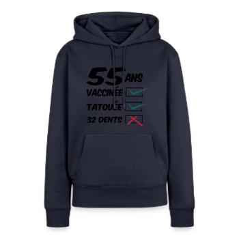 55 ans tatouée et vaccinée//design humoristique - Sweat à capuche Premium bio Femme - bleu marine - Devant - Julia (174cm)