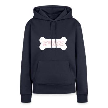 Hundehalter im Training - Frauen Premium Bio Hoodie - Navy - Vorne - Julia (174cm)