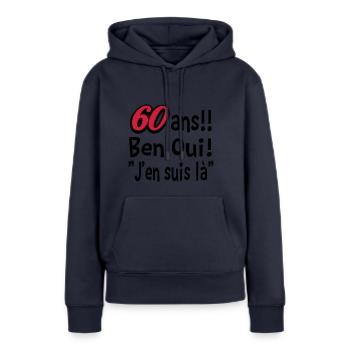 60 ans / anniversaire 60 ans / t-shirt 60 ans - Sweat à capuche Premium bio Femme - bleu marine - Devant - Julia (174cm)