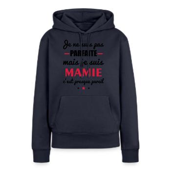 pas parfaite mamie - Sweat à capuche Premium bio Femme - bleu marine - Devant - Julia (174cm)