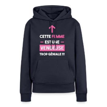 cadeau marrant femme trop géniale vendeuse - Sweat à capuche Premium bio Femme - bleu marine - Devant - Julia (174cm)