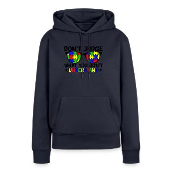 Sensibilisation à l’autisme – Ne jugez pas ce que - Sweat à capuche Premium bio Femme - bleu marine - Devant - Julia (174cm)
