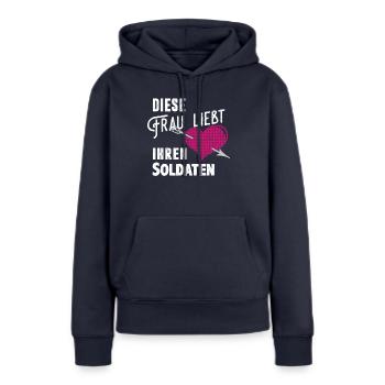 Diese Frau liebt ihren Soldaten - Frauen Premium Bio Hoodie - Navy - Vorne - Julia (174cm)