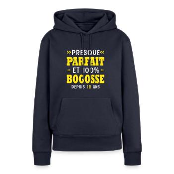 18 ans Parfait bogosse 18e anniversaire majorité - Sweat à capuche Premium bio Femme - bleu marine - Devant - Julia (174cm)