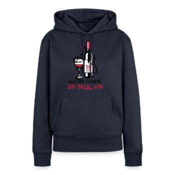 50 ans mature bouteille vin anniversaire - Sweat à capuche Premium bio Femme - bleu marine - Devant - Julia (174cm)