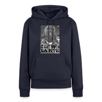 C'est Nous la Rue - Sweat à capuche Premium bio Femme - bleu marine - Devant - Julia (174cm)