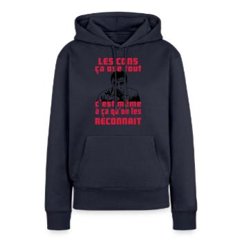 les cons ça ose tout - Sweat à capuche Premium bio Femme - bleu marine - Devant - Julia (174cm)
