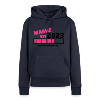 mamie en 2023 veuillez patienter - Sweat à capuche Premium bio Femme - bleu marine - Devant - Julia (174cm)