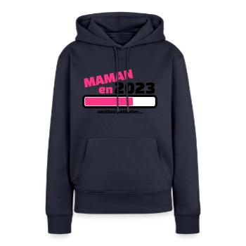 maman en 2023 veuillez patienter - Sweat à capuche Premium bio Femme - bleu marine - Devant - Julia (174cm)