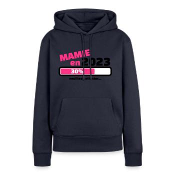 mamie en 2023 veuillez patienter - Sweat à capuche Premium bio Femme - bleu marine - Devant - Julia (174cm)