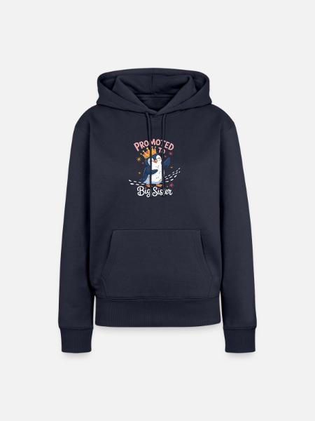 Zur großen Schwester befördert – Pinguin Design - Frauen Premium Bio Hoodie - Navy