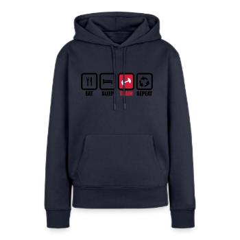 eat sleep train: krafttraining, bodybuilding, muscu - Frauen Premium Bio Hoodie - Navy - Vorne - Julia (174cm)