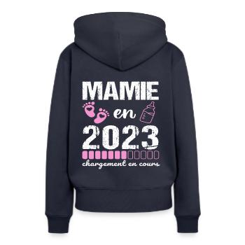 Mamie en 2023 annonce naissance cadeau grand-mère - Sweat à capuche Premium bio Femme - bleu marine - Dos - Julia (174cm)