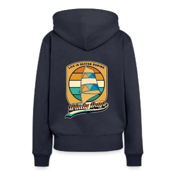 La vie est meilleure pendant les jours venteux Sports nautiques - Sweat à capuche Premium bio Femme - bleu marine - Dos - Julia (174cm)