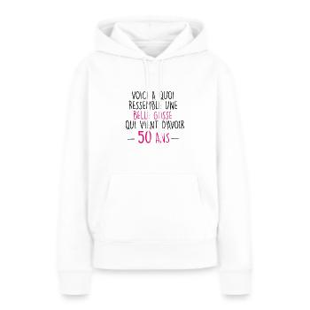 50 ans - femme - Sweat à capuche Premium bio Femme - blanc - Devant - Julia (174cm)