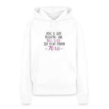 70 ans- femme - Sweat à capuche Premium bio Femme - blanc - Devant - Julia (174cm)