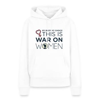 C’est la guerre contre les femmes - Sweat à capuche Premium bio Femme - blanc - Devant - Julia (174cm)