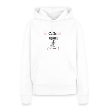 Cette femme est kiné - idée cadeau humour - Sweat à capuche Premium bio Femme - blanc - Devant - Julia (174cm)