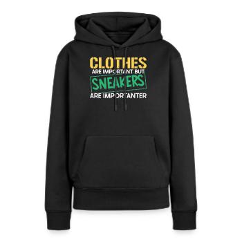 Les vêtements sont importants, mais les baskets sont importantes - Sweat à capuche Premium bio Femme - noir - Devant - Julia (174cm)