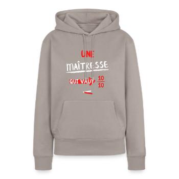 Une maîtresse qui vaut 10/10 - Sweat à capuche Premium bio Femme - taupe - Devant - Julia (174cm)