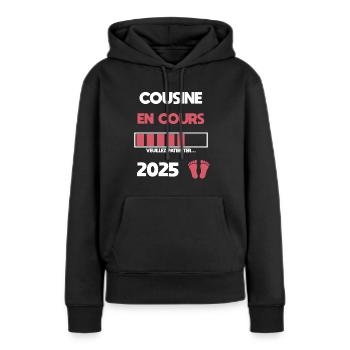 Cousine in progress 2025 Schwangerschaftsankündigung - Frauen Premium Bio Hoodie - Schwarz - Vorne - Julia (174cm)