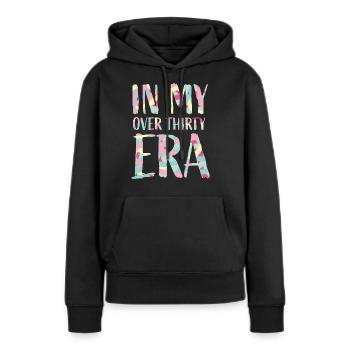 In my thirty era - Frauen Premium Bio Hoodie - Schwarz - Vorne - Julia (174cm)