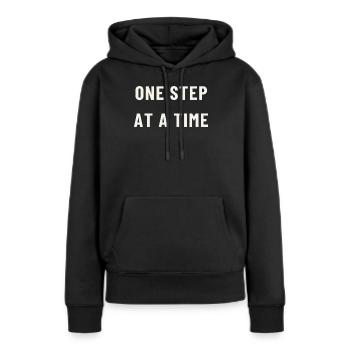 Ein Schritt nach dem anderen - Frauen Premium Bio Hoodie - Schwarz - Vorne - Julia (174cm)