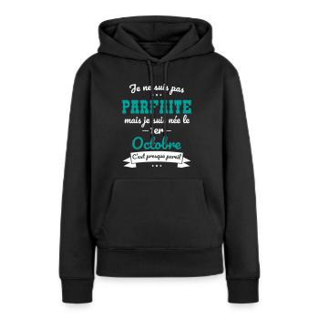 Anniversaire - Pas parfaite mais née 1er Octobre - Sweat à capuche Premium bio Femme - noir - Devant - Julia (174cm)