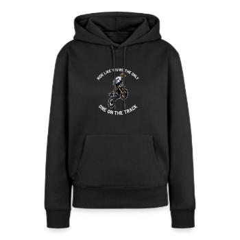 Fahre, als wärst du der einzige auf der Strecke - Dirt - Frauen Premium Bio Hoodie - Schwarz - Vorne - Julia (174cm)