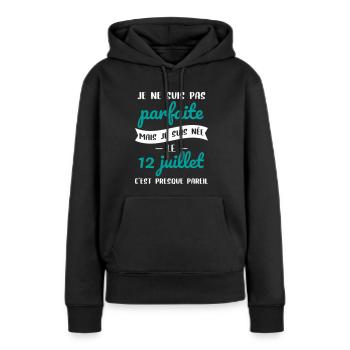 Anniversaire - Pas parfaite mais née le 12 Juillet - Sweat à capuche Premium bio Femme - noir - Devant - Julia (174cm)
