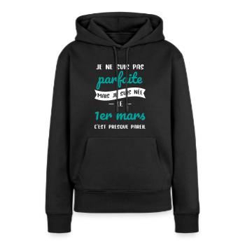 Anniversaire - Pas parfaite mais née le 1er Mars - Sweat à capuche Premium bio Femme - noir - Devant - Julia (174cm)