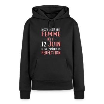 Anniversaire - Née le 12 Juin Frôler perfection - Sweat à capuche Premium bio Femme - noir - Devant - Julia (174cm)