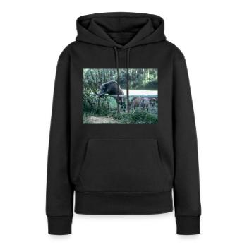 Wildschwein springt über Zaun - Frauen Premium Bio Hoodie - Schwarz - Vorne - Julia (174cm)