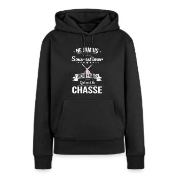 Sous-estimer une trentenaire qui va à la chasse - Sweat à capuche Premium bio Femme - noir - Devant - Julia (174cm)