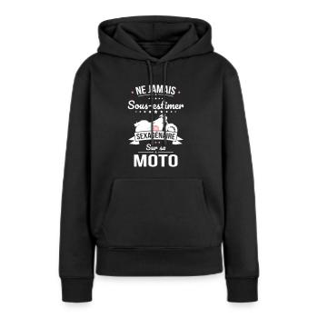 Sous-estimer une sexagénaire sur sa moto - Sweat à capuche Premium bio Femme - noir - Devant - Julia (174cm)