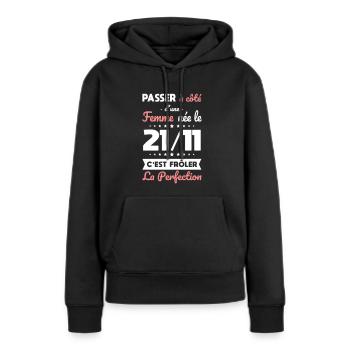 Anniversaire - Née 21 Novembre Frôler perfection - Sweat à capuche Premium bio Femme - noir - Devant - Julia (174cm)